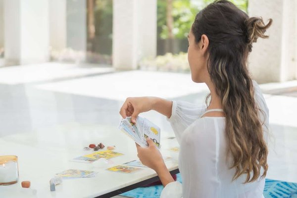 Comment la méditation sur les chakras peut-elle améliorer l'équilibre émotionnel chez les adolescents ?