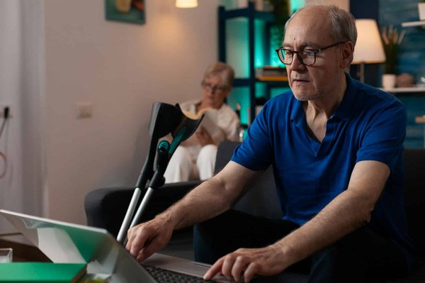 Quels sont les bénéfices de l'intégration d'une routine de stretching dans la journée de travail des employés de bureau?